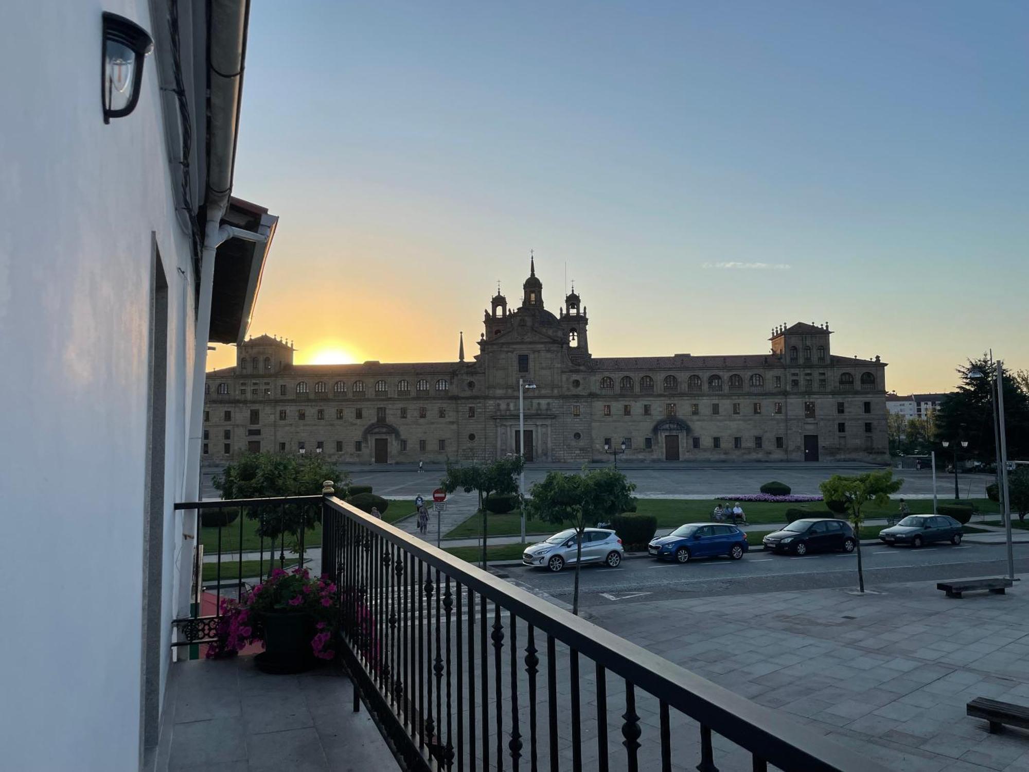 Campo De La Compania Apartment Monforte De Lemos Bagian luar foto
